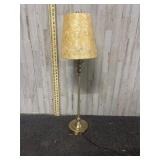 brass-finished table lamp featuring a tapered, tex
