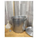 Metal boiling pot with lid and strainer
