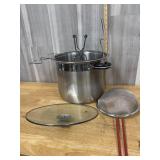 Metal boiling pot with lid and strainer