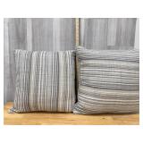Decrotive throw pillows