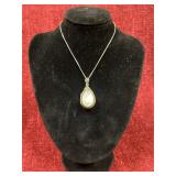 Silver chain necklace with silver faux pearl penda