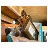 Tote of misc Wall Hangings/Dï¿½cor