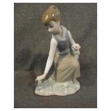 Vintage Lladro Girl Gathering Flowers #1172 Figure
