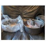 Chicago 2 piece cake pan and stand