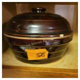 Crockery bowl with lid