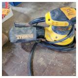 DEWALT 5 " random orbital palm sander with dust
