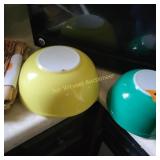 4 Pyrex bowls