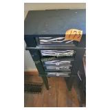 Small Stand Top Raises up (jewelry)