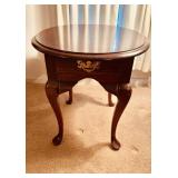 Small oval mahogany side table, Cabriole leg pad