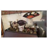 Group of decorative items, including Virginia