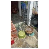 Miscellaneous garden wire pieces, trellises,