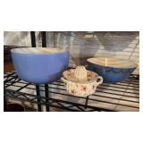 Two vintage mixing bowls, and a porcelain juicer