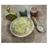 5 items of Chinese porcelain  two small ginger
