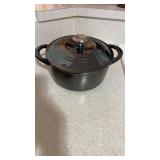 Gunmetal gray iron Dutch oven with lid 4 quart