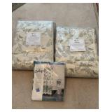 2 Jacard bedspreads, new in the package, 100%