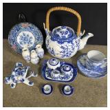 Blue and white porcelain mini tea set frog, bowl,