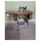 Antique Singer sewing machine Model 68621740,