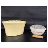 2 ceramic vases with frog lids