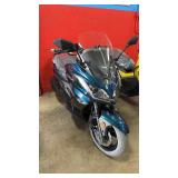 Hurricane 300 Series Maxi-Scooter - Blue