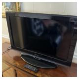 TOSHIBA 32' FLAT SCREEN TV W/ REMOTE