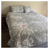 Queen Paisley Quilt & Shams Set