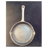 Cast Iron Skillet 8'  diameter has long Handled 7'
