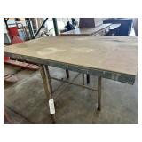 Metal table - 48' X 30.5' X 29'