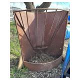 Corner hay feeder