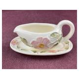 Floral gravy, boat with a underplate, made in