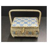 Vintage Sewing basket 8ï¿½x 6 1/2ï¿½x 4 1/4ï¿½
