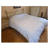 Queen Bed w/ Headboard & Bedspread