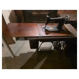 Vintage Singer Sewing Machine w/ Table