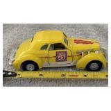 Shaking Sedan, Red - Showcasts 521/3D - 5' Scale