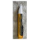 Fluke VoltAlert Pocket-Sized Voltage Detector