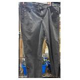 (22R)Torrid Boyfriend Ankle Jeans