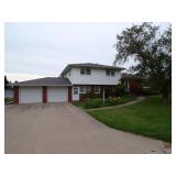Beautiful 4 Bedroom Tri-Level Home