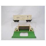 Lionel #3482 Operating Milk Car and Platform