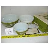 New Pyrex Bowls Spring Blossom w/Original Box
