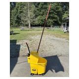 Rubbermaid WaveBreak Commercial-Grade Mop