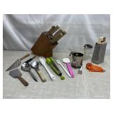 Assorted kitchen tools, knife block, measure tools