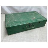 Coleman 413E 2 burner liquid fuel camp stove