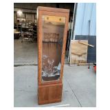 Locking Gun Cabinet, holds 6 long guns, have keys