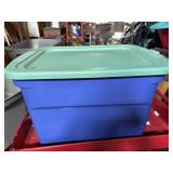 Plastic 18 Gallon Storage container with lid