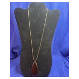 teardrop-shaped pendant necklace featuring a