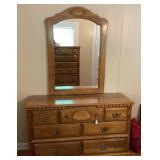 Beautiful Chest of Drawers w/Mirror