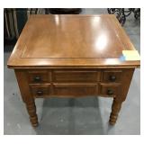 Vtg Traditional End Table 24 In