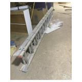 Aluminum extension ladder