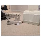 Singer Sewing Machine Stylist 834 w/ Case