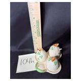 VTG salt and pepper shakers, condiment pot set