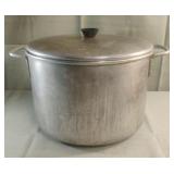 Aluminum pot with lid